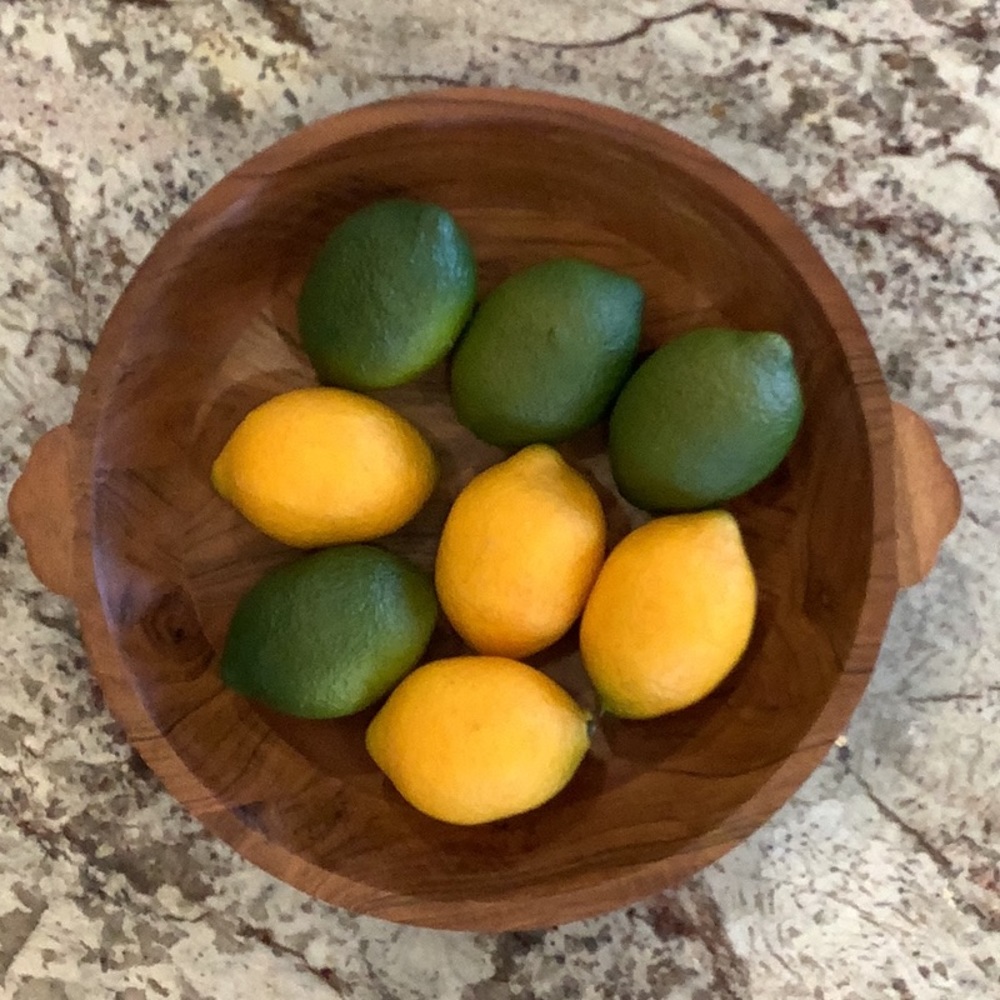8 realistic artificial lemons and limes.